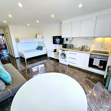 Vilanova, T0 - Modern Flat At Oura On The Strip With Balcony With View To The Pool, Pool Access, Lift And Air Conditioning