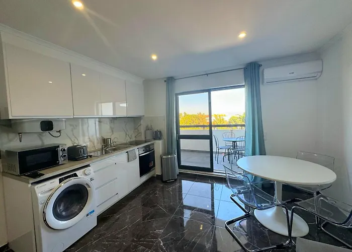Vilanova, T0 - Modern Flat At Oura On The Strip With Balcony With View To The Pool, Pool Access, Lift And Air Conditioning Apartman