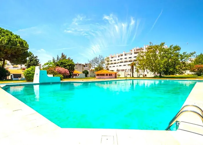 Apartman Vilanova, T0 - Modern Flat At Oura On The Strip With Balcony With View To The Pool, Pool Access, Lift And Air Conditioning