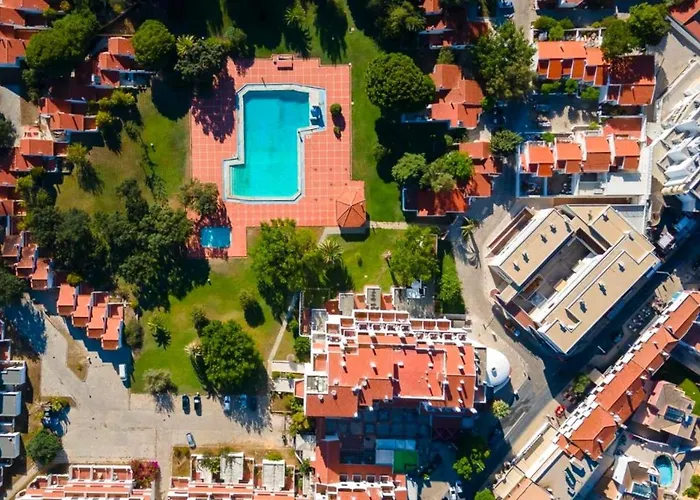 Apartman Vilanova, T0 - Modern Flat At Oura On The Strip With Balcony With View To The Pool, Pool Access, Lift And Air Conditioning *