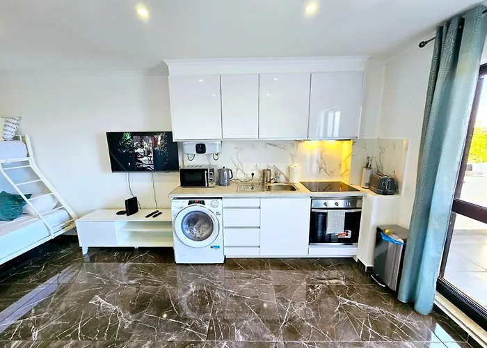 Apartman Vilanova, T0 - Modern Flat At Oura On The Strip With Balcony With View To The Pool, Pool Access, Lift And Air Conditioning