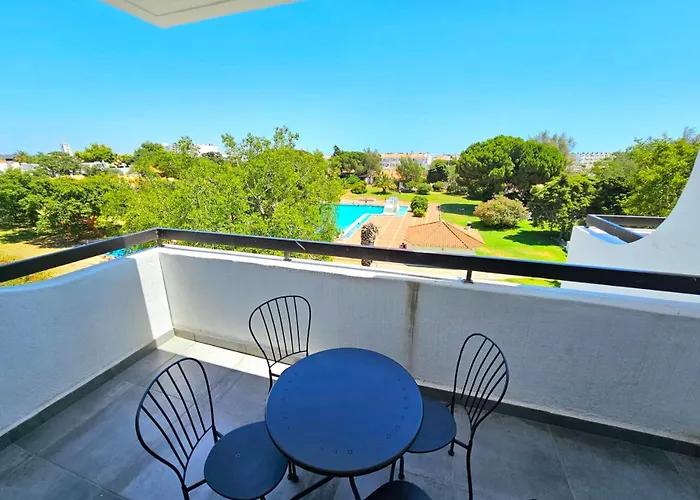 Apartman Vilanova, T0 - Modern Flat At Oura On The Strip With Balcony With View To The Pool, Pool Access, Lift And Air Conditioning Albufeira