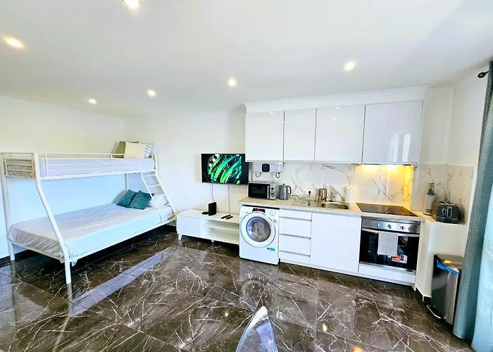 Vilanova, T0 - Modern Flat At Oura On The Strip With Balcony With View To The Pool, Pool Access, Lift And Air Conditioning Apartman